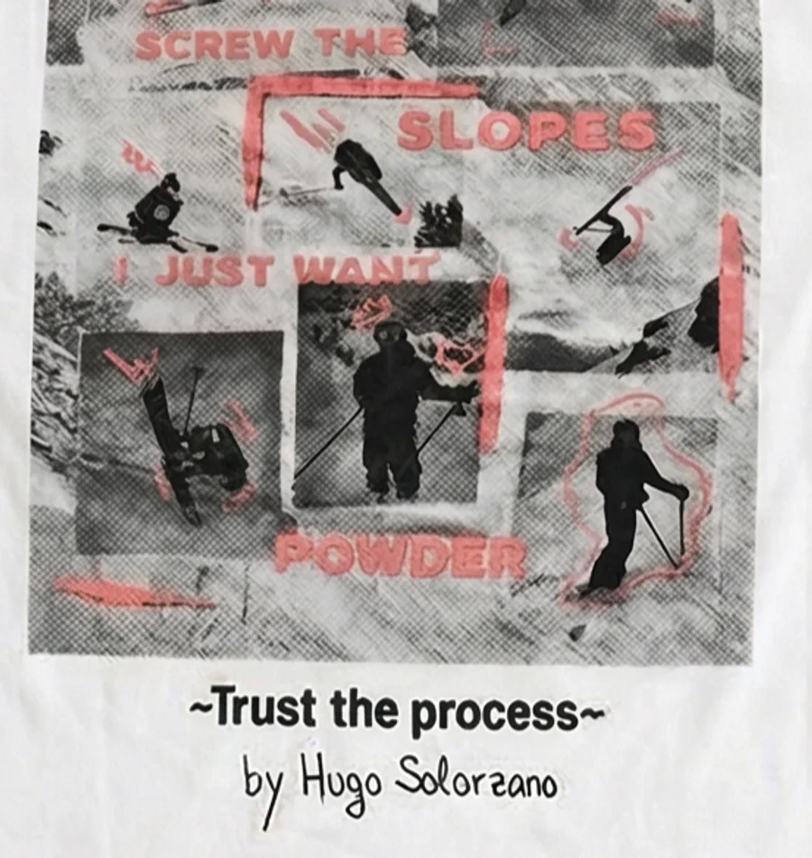 Detalle del collage de la camiseta: SCREW THE SLOPES, I JUST WANT POWDER